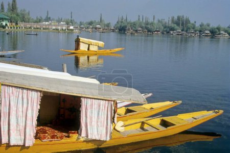 Téléchargez les photos : Shikaras à Dal Lake Srinagar Jammu-et-Cachemire Inde - en image libre de droit