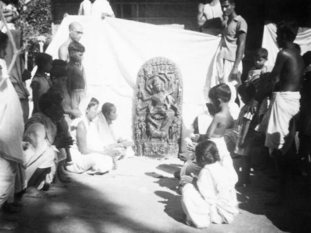 Téléchargez les photos : Une pierre de divinité, entourée de gens qui la regardent, à Noakhali East Bengal, 1946 - en image libre de droit