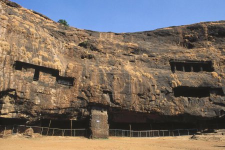 pierre multi-étages taillée, grottes karla, lonavala, maharashtra, Inde