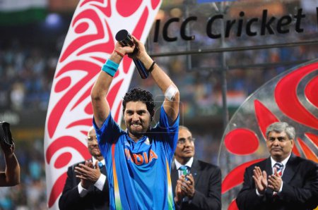 Téléchargez les photos : Le cricket indien Yuvraj Singh réagit après avoir reçu le trophée Man of the Tournament lors de la cérémonie de distribution des prix après que l'Inde a vaincu le Sri Lanka lors de la finale de la Coupe du monde de cricket 2011 de l'ICC jouée au stade Wankhede à Mumbai en Inde le 2 avril 2011 - en image libre de droit