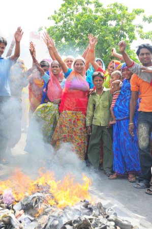 Foto de Desperdiciando a la gente de la carretera que protestaba por el suministro de agua, Jodhpur, Rajastán, India - Imagen libre de derechos