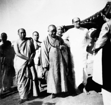 Foto de Mahadev Desai con monjes budistas japoneses en el Ashram Sevagram, 1940 - Imagen libre de derechos