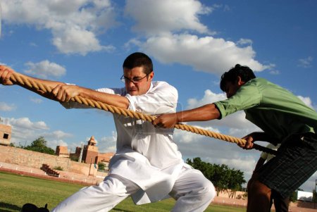 Téléchargez les photos : Touristes étrangers jouant au remorqueur de guerre au festival marwar, Jodhpur, Rajasthan, Inde - en image libre de droit