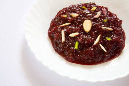 Nourriture indienne ; dessert sucré chukandar lal salgum ka halwa légumes betterave caramel porridge