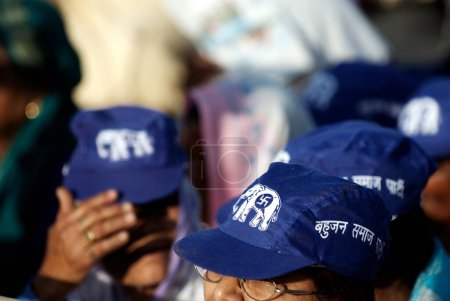 Foto de Patrocinadores en BSP Bahujan Samajwadi logo cap partido durante la campaña electoral rally, Bombay Mumbai, Maharashtra, India - Imagen libre de derechos