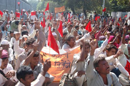 Foto de Morcha tribal india, manifestantes con bandera roja, Nasik, Maharashatra, India - Imagen libre de derechos