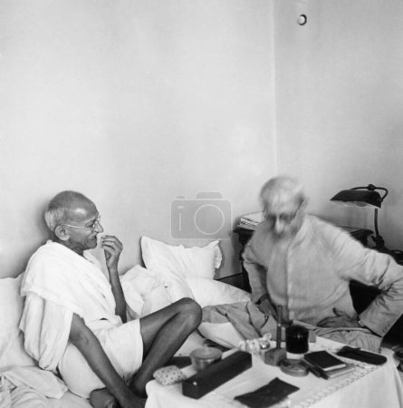 Foto de Mahatma Gandhi discutiendo las propuestas del virrey británico Lord Wavell con Abdul Kalam Maulana Azad en Birla House, Mumbai, junio 1945 - Imagen libre de derechos