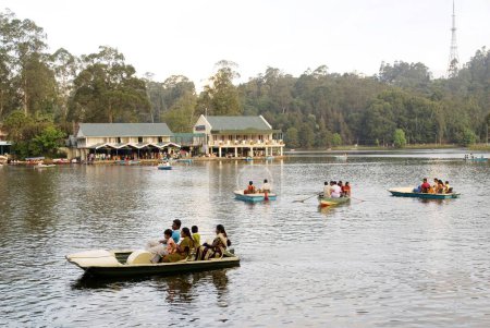 Téléchargez les photos : Bateaux dans le lac Kodai ; Kodaikanal populairement connu sous le nom de Kodai est situé dans les collines Palani à 2133 mètres au-dessus du niveau de la mer ; Tamil Nadu ; Inde - en image libre de droit