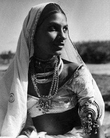 Téléchargez les photos : Fille indienne dans la tête de saree couvert ; Rajasthan ; Inde Années 1940 - en image libre de droit
