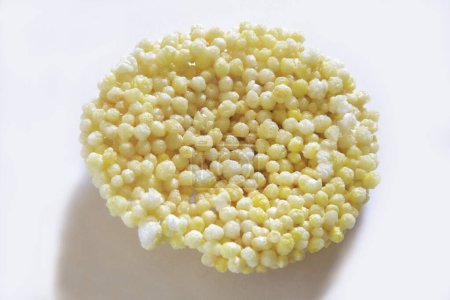 Sabudana papad poppadom jaune sago cycas circinalis metroxylon sagu sur fond blanc