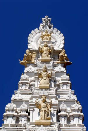 Foto de Vista lateral de la parte superior del ricamente decorado Kanak Gopuram de Udupi Shri Krishna Temple en Udupi, Karnataka, India - Imagen libre de derechos