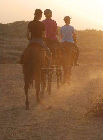 Téléchargez les photos : Trois touristes à cheval, foire de Pushkar, Rajasthan, Inde - en image libre de droit