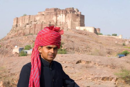 Tourist guide at mehrangarh fort ; Jodhpur ; Rajasthan ; India MR704F