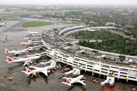 Foto de Una vista aérea de las aeronaves de Air India estacionadas y pistas en el aeropuerto de Mumbais Chhatrapati Shivaji Maharaj International en Sahar; Bombay Mumbai; Maharashtra; India - Imagen libre de derechos