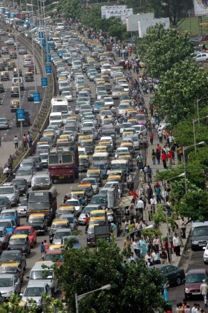 Téléchargez les photos : Le trafic s'arrête à Marine Drive pendant le cortège de victoire de vingt-20 équipes ; Bombay Mumbai ; Maharashtra ; Inde - en image libre de droit