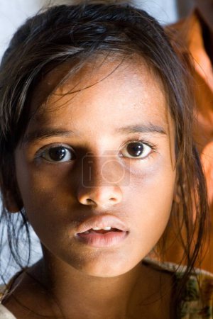 Téléchargez les photos : Visage de fille dans le bidonville de Malvani, Malad, Bombay Mumbai, Maharashtra, Inde - en image libre de droit