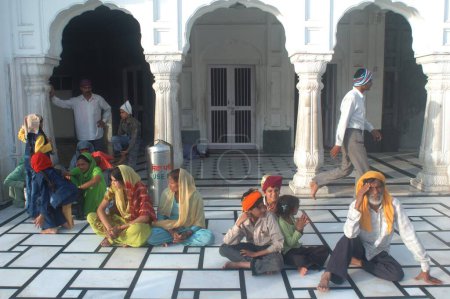 Téléchargez les photos : Sikh priant au temple d'or, Amritsar, Punjab, Inde - en image libre de droit