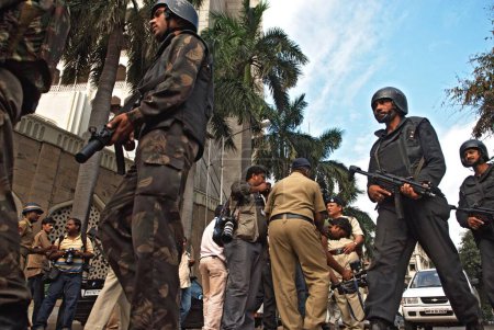Téléchargez les photos : Garde de sécurité nationale commandos NSG avec arme à feu devant l'hôtel Taj Mahal après une attaque terroriste par des moudjahidines du deccan, Bombay Mumbai, Maharashtra, Inde 29 novembre 2008 - en image libre de droit