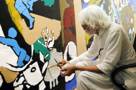 Foto de Pintor M F Hussain pinta una pintura en la Galería de Arte Pundole en Fort en Bombay Mumbai, Maharashtra, India - Imagen libre de derechos