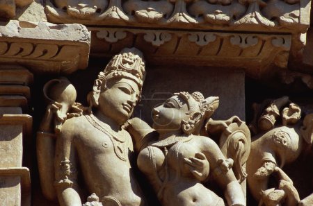 Herr Vishnu mit Gemahl Lakshmi auf dem Parasvanath Tempel, Khajuraho, Madhya Pradesh, Indien