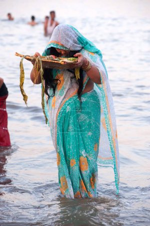 Téléchargez les photos : Femme adorant le soleil dala chhas au juhu, Bombay Mumbai, Maharashtra, Inde 2009 - en image libre de droit
