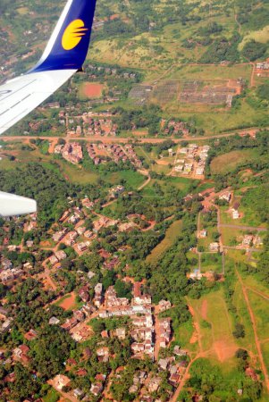 Téléchargez les photos : Vue aérienne de la colonie d'habitation et de l'aile de l'avion, Goa, Inde - en image libre de droit