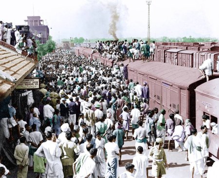 Foto de Multitud en la plataforma para ver Mahatma Gandhi camino a Noakhali, India, Asia, noviembre 1946 - Imagen libre de derechos
