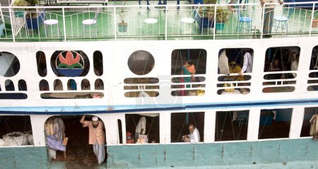 Téléchargez les photos : Expédition ; Personnes voyageant en bateau de croisière à Burigunga Buri Gunga River ; Sadarghat Boat terminal ; Dhaka ; Bangladesh - en image libre de droit