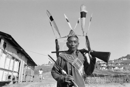 Foto de Jefe de la tribu Wancho en el distrito de Tirap, cazadores de cabezas Wanchos, Arunachal Pradesh, India 1982 - Imagen libre de derechos
