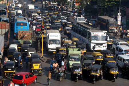Foto de Tráfico en el congestionado cruce saki naka en la carretera andheri ghatkopar, Bombay ahora Mumbai, Maharashtra, India - Imagen libre de derechos