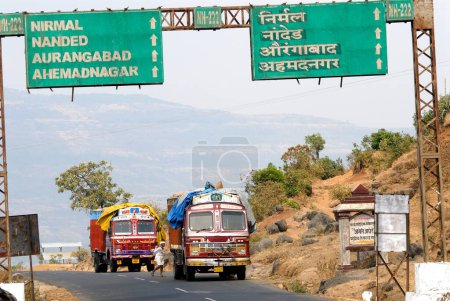 Téléchargez les photos : Autoroute nationale no 222 à Malshej ghat ; Maharashtra ; Inde - en image libre de droit