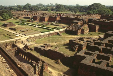 Téléchargez les photos : Ruines à l'université nalanda, bihar, Inde - en image libre de droit