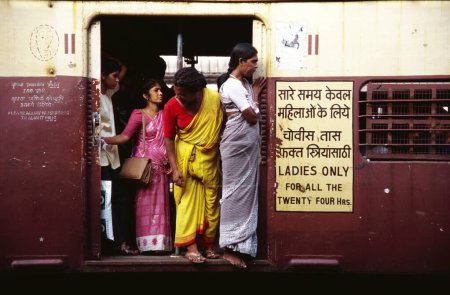 Foto de Damas compartimiento en tren local, Bombay Mumbai, Maharashtra, India - Imagen libre de derechos