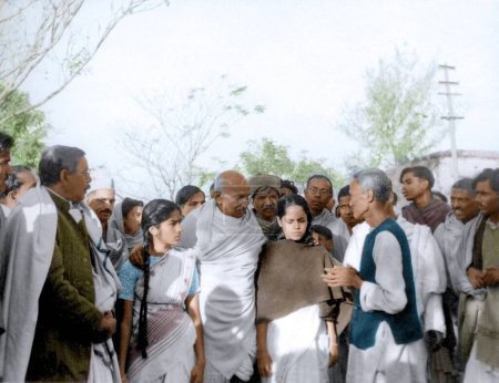 Foto de Mahatma Gandhi llevando al hombre, India, Asia, 1945 - Imagen libre de derechos