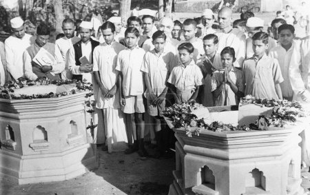 Téléchargez les photos : Les personnes visitant les cimetières de Mahadev Desais et Kasturba Gandhis, modernisés au Palais Aga Khan de Pune, 1944 - en image libre de droit