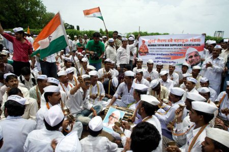 Téléchargez les photos : Anna Hazare Supporters for jan lokpal bill Anti-corruption activiste mumbai Maharashtra Inde Asie - en image libre de droit