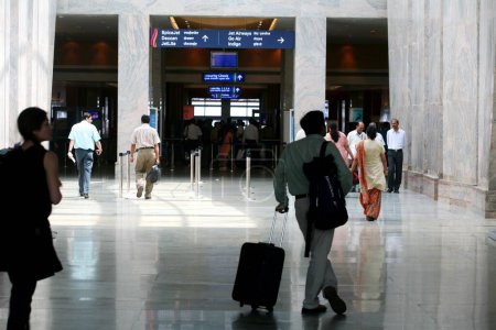 Foto de Salón de salida del aeropuerto nacional de Chattrapati Shivaji, Bombay ahora Mumbai, Maharashtra, India - Imagen libre de derechos