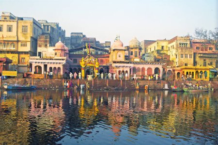 Téléchargez les photos : Temples colorés sur les rives de la rivière Yamuna, Vishram Ghat, Mathura, Uttar Pradesh, Inde - en image libre de droit