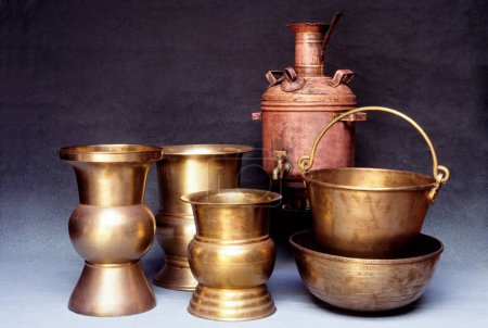 Téléchargez les photos : Seaux à crachats traditionnels et chauffe-eau en cuivre à Nattukottai chettiar ou nagarathar, Chettinad, Tamil Nadu, Inde - en image libre de droit