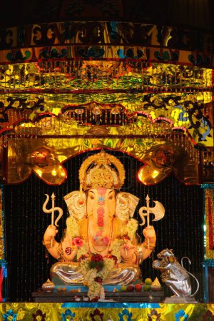 Foto de Ídolo de lord ganesh con decoración de lujo, Pune, Maharashtra, India 22 _ 9 _ 2010 - Imagen libre de derechos