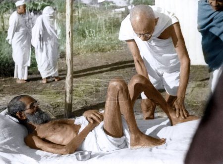 Téléchargez les photos : Mahatma Gandhi patient lépreux soignant, Ashram Satyagraha, Wardha, Maharashtra, Inde, Asie, 1940 - en image libre de droit