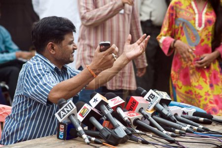 Téléchargez les photos : Acteur Raghubir Yadav Soutenir Anna Hazare en conférence de presse à Ramlila Maidan nouveau delhi Inde Asie - en image libre de droit