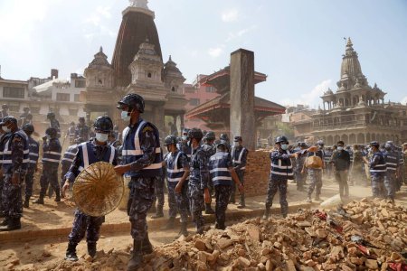Téléchargez les photos : Personnel de l'armée et de la police nettoyer les débris, tremblement de terre, nepal, asie - en image libre de droit