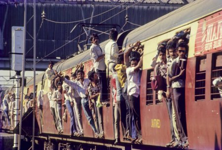 Téléchargez les photos : Personnes voyageant en trains locaux Chemins de fer, bomay mumbai, maharashtra, Inde - en image libre de droit