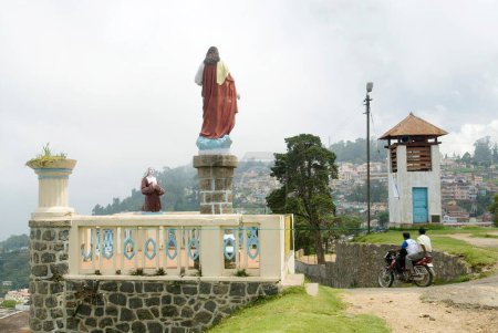 Téléchargez les photos : Statue de Jésus ; Kodaikanal populairement connu sous le nom de Kodai est situé dans les collines Palani à 2133 mètres au-dessus du niveau de la mer ; Tamil Nadu ; Inde - en image libre de droit