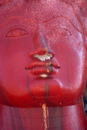 Vermillion cubrió la cara de 57 pies de altura estatua del señor Bahubali conocido como Gomateshvara en la celebración de Mahamasthakabisheka; Sravanabelagola en el distrito de Hassan de Karnataka; India