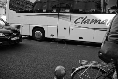 Téléchargez les photos : Bicyclette et bus à Paris, France, Europe - en image libre de droit
