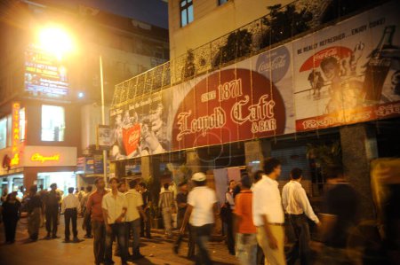 Foto de Personas fuera del Leopold Café; después del ataque terrorista de Deccan Mujahideen el 26 de noviembre de 2008 en Bombay Mumbai; Maharashtra; India - Imagen libre de derechos