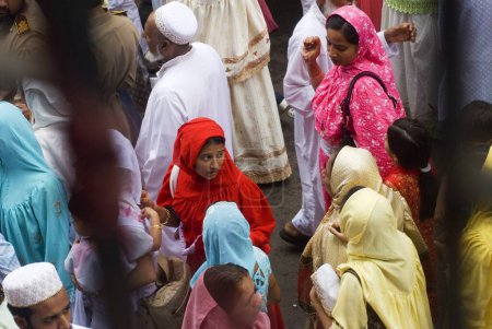 Foto de La comunidad de Bohri se reúne fuera de su mezquita para la boda, Bombay ahora Mumbai, Maharashtra, India - Imagen libre de derechos