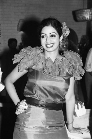 Téléchargez les photos : Vieux millésime indien années 1980 noir et blanc bollywood cinéma hindi film actrice, Inde, Shree Amma Yanger Ayyappan, Sridevi, actrice indienne - en image libre de droit